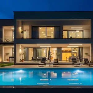 https://villa-valpinia.in-istria.net